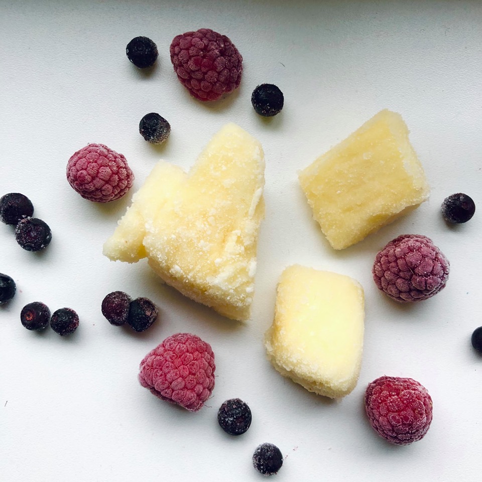 matpose med ananas, bringebær og blåbær